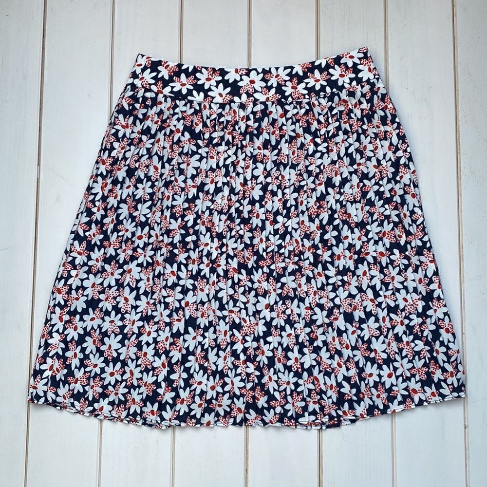 NWT Floral pleated mini skirt    - Picture 2 of 10